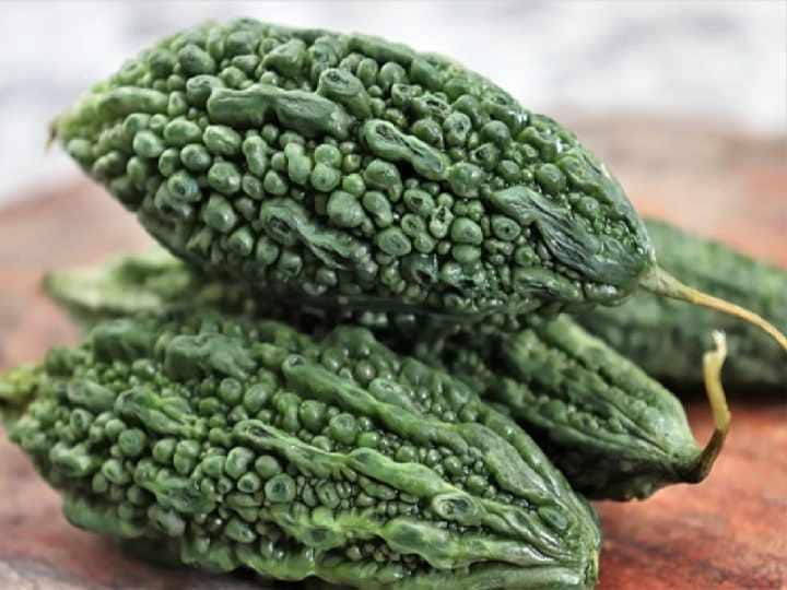 कारले बनवण्याआधी थोडावेळ मीठ लावून ठेवा, याने कारल्याचा कडूपणा दूर होईल. कारल्याचा कडू रस मिठात असणाऱ्या खनिजांमुळे बाहेर पडतो. कारल्याला साधारण 20 ते 30 मिनिटे मीठ लावून ठेवा. त्यानंतर कारले धुवून घ्या. आता तुमची भाजी कडू होणार नाही.