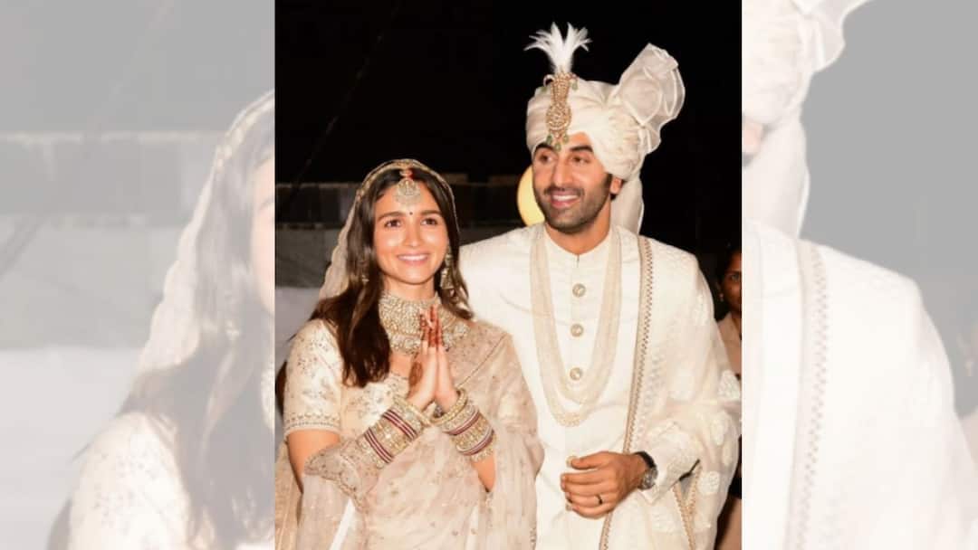 Ranbir Alia Wedding: Did Alia Bhatt’s Wedding Saree cost Rs 50 Lakhs? Ranbir Alia Wedding: যে শাড়ি পরে বিয়ে করলেন আলিয়া ভট্ট, তার দাম কত?