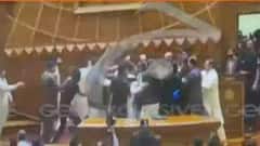 Pakistan News: Politicians start beating each other in Punjab Assembly