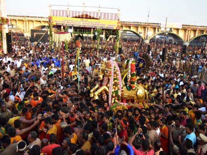 அழகரை காண வைகை ஆற்றில் மக்கள் இறங்கினார்கள்.