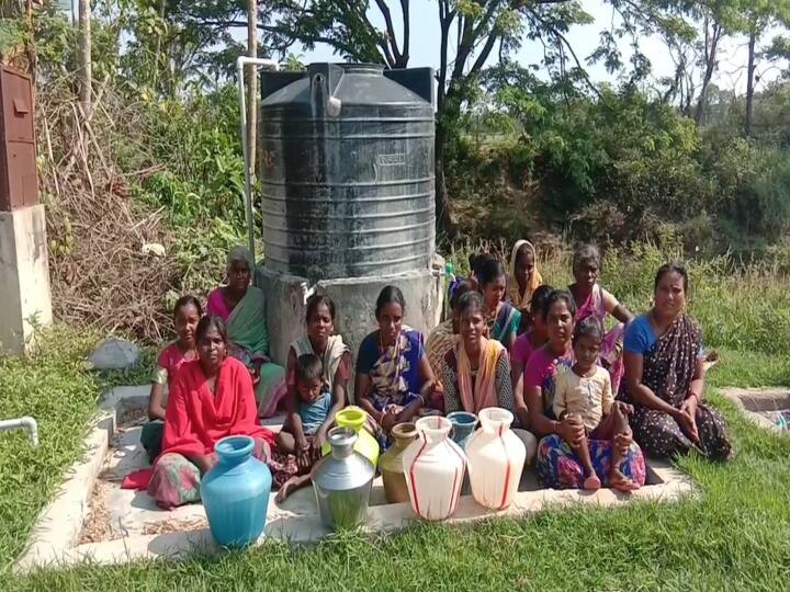 Public road blockade demanding water in Mayiladuthurai மயிலாடுதுறையில் தண்ணீர் கேட்டு பொதுமக்கள் சாலை மறியல்