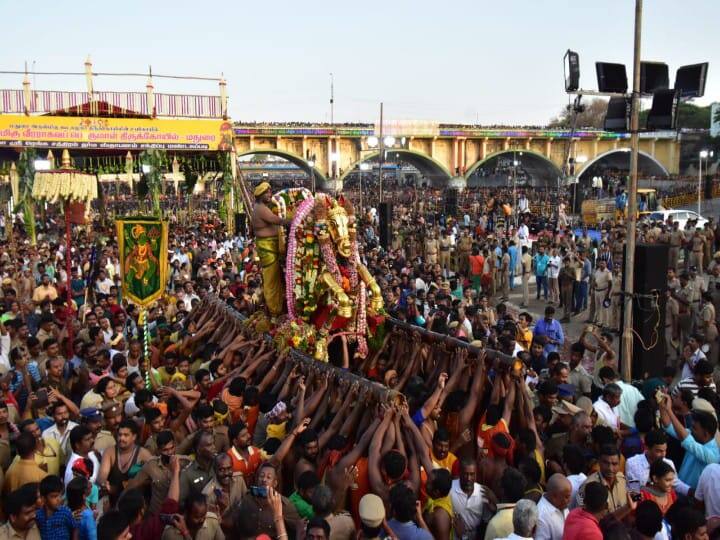 கோவிந்தா,... கோவிந்தா என சத்தம் அதிர அழகர் ஆற்றில் இறங்கினார்.