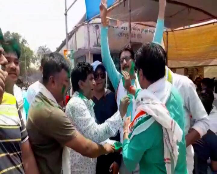 আসানসোলে ১ লক্ষ বিরাট ব্যবধানে এগিয়ে তৃণমূল প্রার্থী শত্রুঘ্ন সিন্হা । আসানসোলে ২ নম্বরে বিজেপি প্রার্থী অগ্নিমিত্রা পাল। তাই সেখানেও সেলিব্রেশন শুরু হয়েছে।