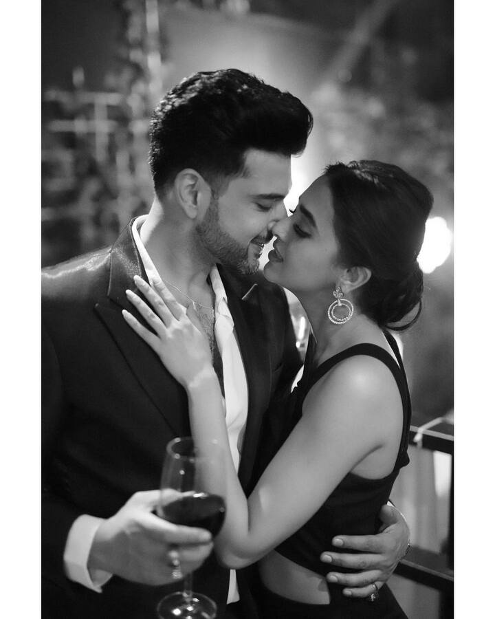 बिग बॉस फेम टीव्ही स्टार करण कुंद्रा आणि त्याची गर्लफ्रेंड तेजस्वी प्रकाश एकमेकांमध्ये गुंतलेले असतात, हे त्यांच्या फोटो आणि व्हिडिओंमधून स्पष्टपणे दिसत आहे. (photo:kkundrra/ig)