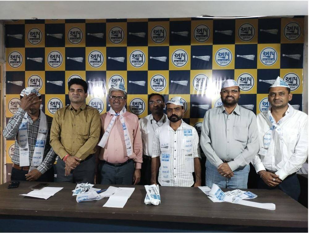 Several leaders OF Jamnagar Congress joined the AAP કોંગ્રેસને ઝટકો, જામનગર જિલ્લા કોંગ્રેસ સમિતિના મંત્રી સહિત અનેક આગેવાનો AAPમાં જોડાયા