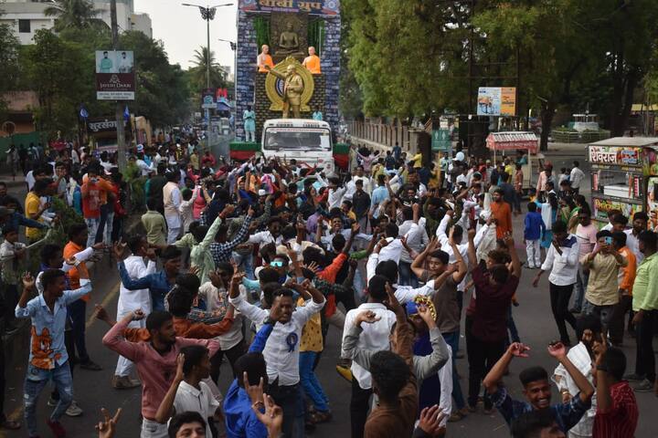 रविवारी संध्याकाळी 4 पासून मिरवणुकीला सुरुवात झाली असून रात्री उशीरापर्यंत ही मिरवणुक सुरु असते.