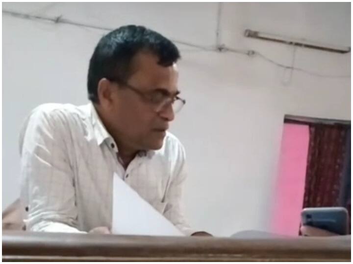 Bilaspur News: नायब तहसीलदार ने किसान से की ब्रांडेड शराब की डिमांड, सोशल मीडिया पर वायरल हुआ वीडियो Chhattisgarh Bilaspur Naib Tehsildar demands branded wine in the name of work ANN Bilaspur News: नायब तहसीलदार ने किसान से की ब्रांडेड शराब की डिमांड, सोशल मीडिया पर वायरल हुआ वीडियो