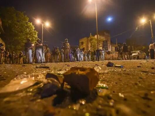 દિલ્હી પોલીસ કમિશનરે કહ્યું કે તોફાનીઓ વિરુદ્ધ કડક કાર્યવાહી થશે. સાથે જ નાગરિકોને અપીલ કરી હતી કે તે સોશિયલ મીડિયા પર અફવાઓ અને ફેક ન્યૂઝ પર ધ્યાન ના આપે.