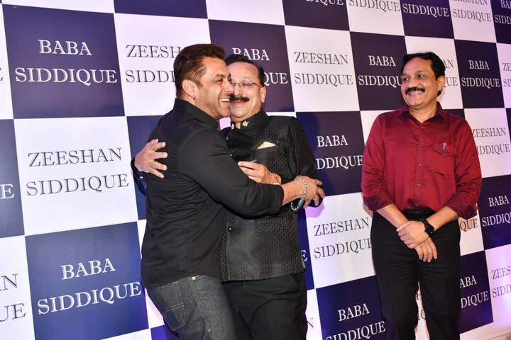 इफ्तार पार्टी में एंट्री के दौरान सलमान खान बेहद खुश नज़र आए और बाबा सिद्दीकी के साथ मस्ती करते हुए दिखाई दिए. (तस्वीर: मानव मंगलानी)
