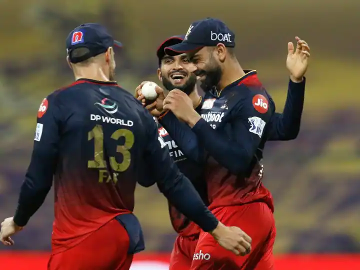 IPL 2022: Virat Kohli jumps with one hand and catches catch IPL 2022: ਵਿਰਾਟ ਕੋਹਲੀ ਨੇ ਇਕ ਹੱਥ ਨਾਲ ਫੜਿਆ ਕੈਚ, ਵੀਡੀਓ ਦੇਖ ਤੁਸੀਂ ਵੀ ਕਰੋਗੇ ਤਾਰੀਫ਼