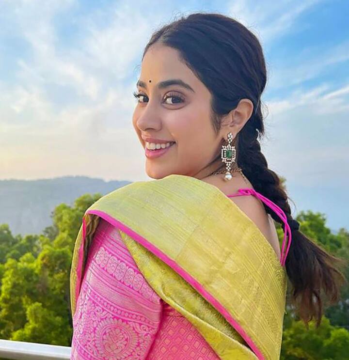 ਅਦਾਕਾਰਾ ਜਾਹਨਵੀ ਕਪੂਰ ਖਾਲੀ ਸਮੇਂ 'ਚ ਆਪਣੇ ਦੋਸਤਾਂ ਨਾਲ ਕੁਆਲਿਟੀ ਟਾਈਮ ਬਿਤਾਉਣਾ ਪਸੰਦ ਕਰਦੀ ਹੈ। ਇਸ ਵੀਕੈਂਡ 'ਤੇ ਵੀ ਜਾਹਨਵੀ ਨੇ ਆਪਣੇ ਖਾਸ ਦੋਸਤਾਂ ਨਾਲ ਟ੍ਰਿਪ ਦਾ ਆਨੰਦ ਮਾਣਿਆ ਅਤੇ ਇਸ ਦੌਰਾਨ ਦੀਆਂ ਤਸਵੀਰਾਂ ਸੋਸ਼ਲ ਮੀਡੀਆ 'ਤੇ ਸ਼ੇਅਰ ਕੀਤੀਆਂ।