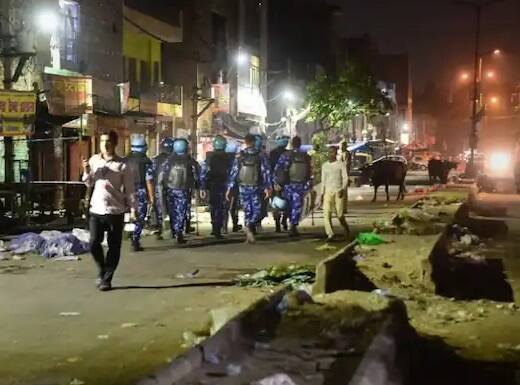 જહાંગીરપુરી હિંસા મામલામાં સ્થિતિ અંડર કંન્ટ્રોલ હોવાની વાત કહેવામાં આવી રહી છે. સુરક્ષા માટે વધુ પોલીસ જવાનો તૈનાત કરવામાં આવ્યા છે.