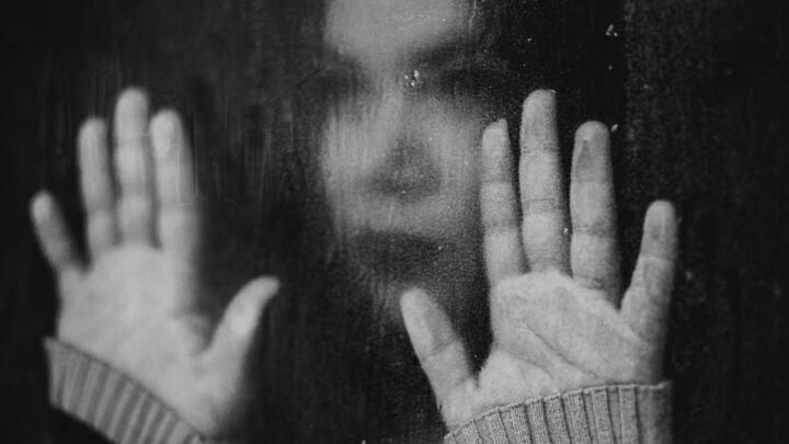 মানসিক স্বাস্থ্য নিয়ে এখন নানা জায়গায় নানাভাবে আলোচনা চলছে। মানসিক স্বাস্থ্যের কথা বললেই সামনে আসে Anxiety বা উদ্বেগজনিত সমস্যার কথা। বিশেষজ্ঞরা বলছেন বিশ্বের অন্তত ৭.৬ শতাংশ বাসিন্দা এই সমস্যা ভোগেন।