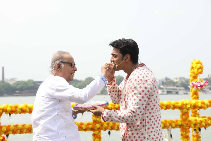 সম্প্রতি 'টনিক' ছবির মুক্তির পর দেব ও পরাণ বন্দ্যোপাধ্যায়ের জুটি এখন সুপারহিট। এদিনের অনুষ্ঠানেও ধরা পড়বে সেই রসায়ন।