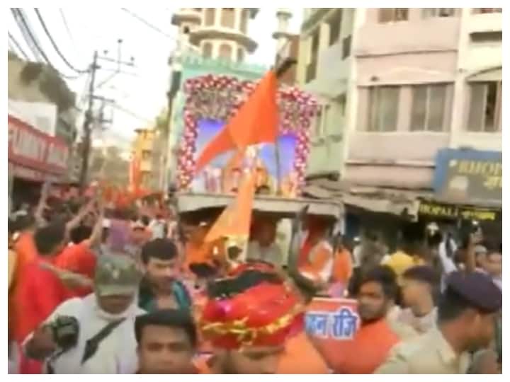 WATCH | Muslim Community Showers Flower Petals During Hanuman Jayanti Procession WATCH | Muslim Community Showers Flower Petals During Hanuman Jayanti Procession
