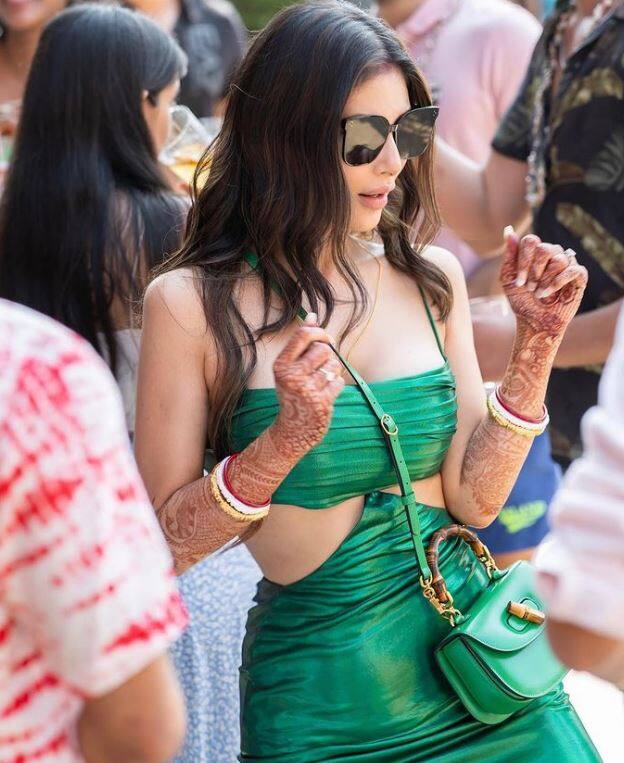 મૌની અને સૂરજના લગ્ન 27 જાન્યુઆરી 2022ના રોજ ગોવામાં તેમના પરિવાર અને ખાસ મિત્રોની હાજરીમાં થયા હતા.