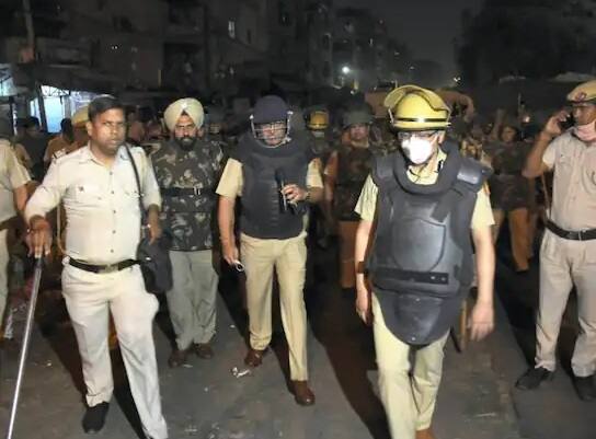 દિલ્હીના મુખ્યમંત્રી અરવિંદ કેજરીવાલે કહ્યું કે દિલ્હીના જહાંગીર પુરીમાં શોભાયાત્રામાં પથ્થરમારાની ઘટના ખૂબ નિંદનીય છે. જે પણ દોષિત હોય તેમના વિરુદ્ધ કાર્યવાહી થવી જોઇએ.