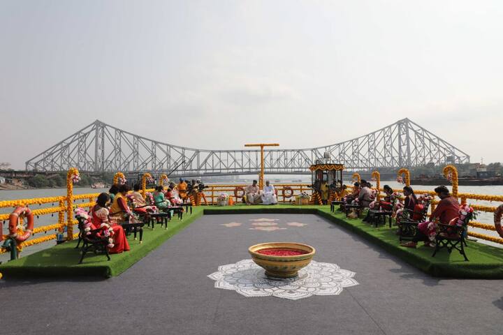 গঙ্গাবক্ষে, ব্যাকগ্রাউন্ডে হাওড়া ব্রিজের অপূর্ব দৃশ্য। সঙ্গে দক্ষিণেশ্বরের মন্দির দর্শন। মিলবে সবই।