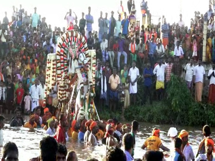 முல்லை பெரியாறு ஆற்றில் இறங்கிய கள்ளழகர் - ஆயிரக்கணக்கான பக்தர்கள் வழிபாடு