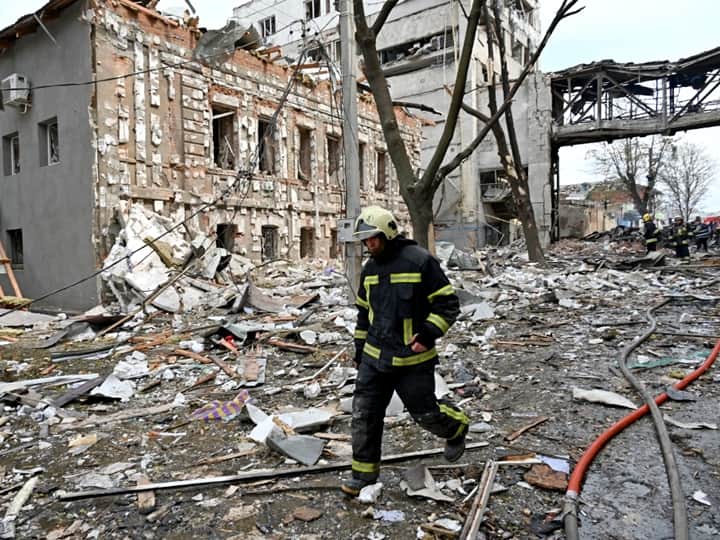 Russia Ukraine War Russia army attack in many cities of Ukraine including Kyiv amid visit of UN chief Russia Ukraine War: यूएन प्रमुख के दौरे के बीच कीव समेत यूक्रेन के कई शहरों में बमबारी, युद्ध अपराधों की जांच का गुटेरस ने किया समर्थन