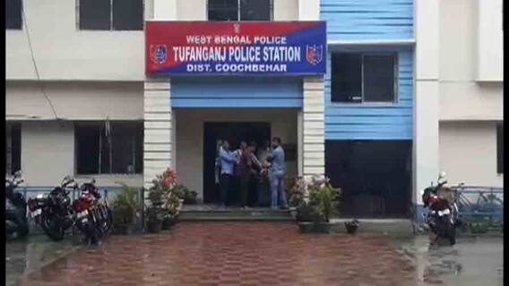 Tufanganj: তুফানগঞ্জে শ্লীলতাহানিতে অভিযুক্তকে ধরতে গিয়ে ‘আক্রান্ত’ পুলিশ । Bangla News