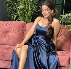 બ્લૂ કલરની થાઈ હાઈ સ્લિટ ડ્રેસ કાઉચમાં બેસીને મોનાલીસાએ આપ્યા ગ્લેમરસ પોઝ