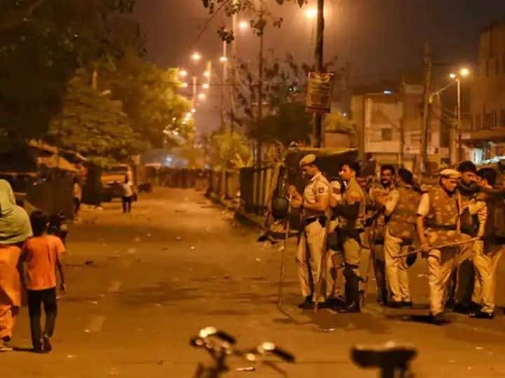 delhi jahangirpuri violence 20 arrested also 2 minors caught see accused list   Delhi Violence : दिल्ली हिंसाचारप्रकरणी 20 जणांना अटक, दोन अल्पवयीन मुलांचा समावेश, तीन पिस्तूलांसह पाच तलवारी जप्त  