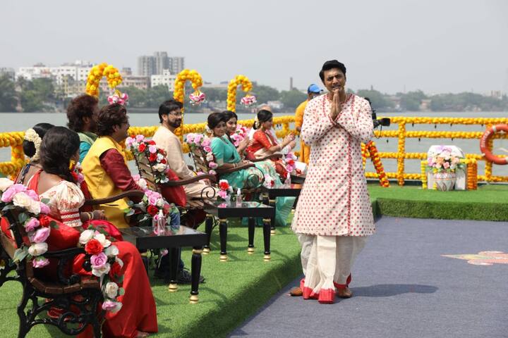 আর অনুষ্ঠানের উপরি পাওনা সুপারস্টার দেব। প্রথমবার সঞ্চালকের ভূমিকায় দেখা গেল তাঁকে।