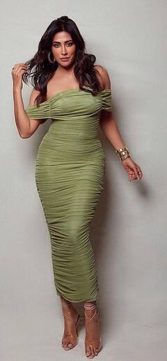 ऑफ शोल्डर वन पीसमध्ये अभिनेत्री चित्रांगदा सिंहच्या घायाळ करणाऱ्या अदा