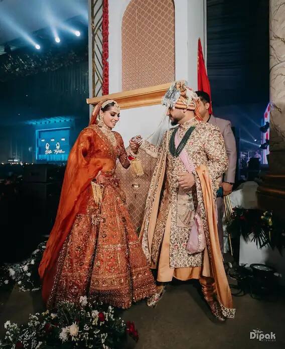 મિલિંદ ગાબાએ પ્રિયા સાથે ખૂબ જ ધામધૂમથી લગ્ન કર્યા હતા. બંનેના લગ્નની તસવીરો અને વીડિયો સોશિયલ મીડિયા પર વાયરલ થઈ રહ્યા છે.