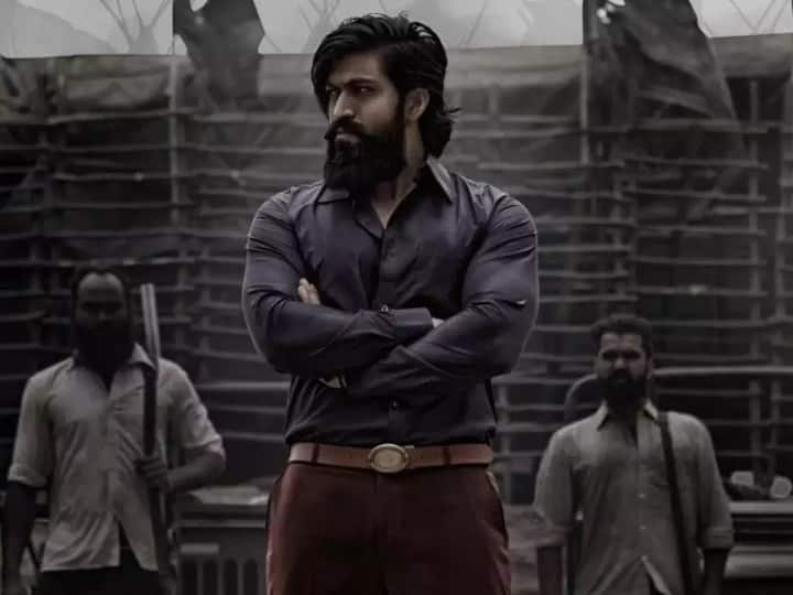 kgf 2 fans are watching early morning heavy rain kumbakonam KGF 2 Fans : கொட்டும் மழையிலும் கே.ஜி.எப்.2 படம் பார்க்க குவிந்த ரசிகர்கள்...! அதிகாலையிலே வசூல் மழை..!