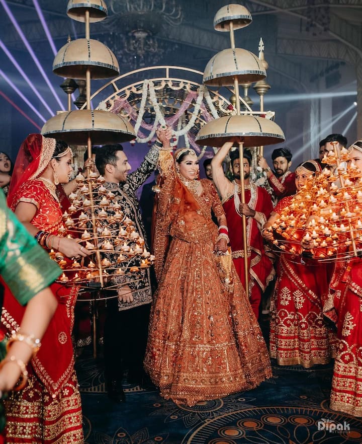 आपको बता दें कि मिलिंद गाबा ने कई सुपरहिट हिट गाने गाए हैं, जिनमें ज़िंदगी दी पौड़ी, मैं तेरा हो गया, दारू पार्टी और नाची नाची जैसे गाने शामिल हैं. (तस्वीर- Instagram)