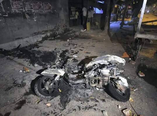 દિલ્હીઃ દિલ્હીના જહાંગીરપુરીમાં હનુમાન જયંતિની શોભાયાત્રા દરમિયાન પથ્થરમારો થયો હતો. દિલ્હી પોલીસના જણાવ્યા અનુસાર શોભાયાત્રામાં લોકો પર પથ્થરમારો અને આગચંપી કરવામાં આવી હતી.