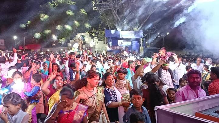 सोलापुरातल्या डॉ. बाबासाहेब आंबेडकरांच्या पुतळ्यास अभिवादन करुन ह्या मिरवणुकीला सुरुवात होत असते.
