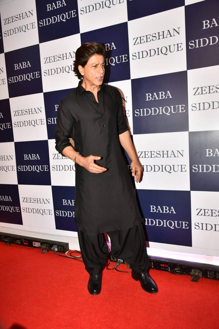 लेकिन इस पाक महीने में इफ्तार पार्टी के दौरान पैपराजी की वो मुराद भी पूरी हो गई. शाहरुख के दीदार हुए और तस्वीरें कैमरों में भी कैद हो गईं.