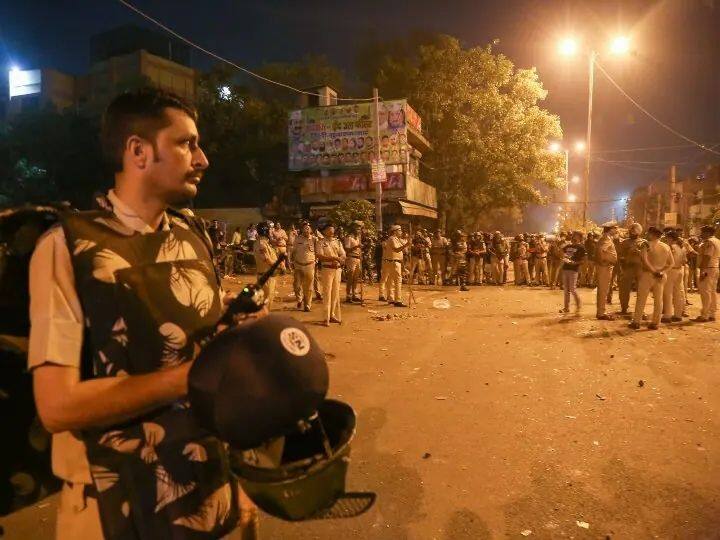 Delhi Violence police arrest 10 people in jahangirpuri violence on hanuman jayanti marathi news Delhi Violence : हनुमान जयंतीला मिरवणुकीवर दगडफेक-जाळपोळ प्रकरण, 10 जणांना अटक