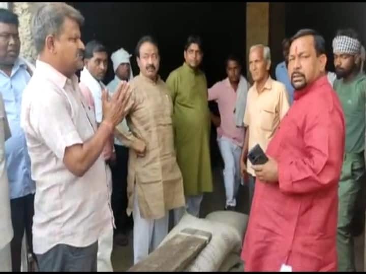 UP News Etah bjp mp mukesh rajput raid on ration godown in up ann Etah News: गोदाम से कम राशन मिलने की शिकायत कर रहे थे डीलर, छापा मारने पर हुआ ये बड़ा खुलासा