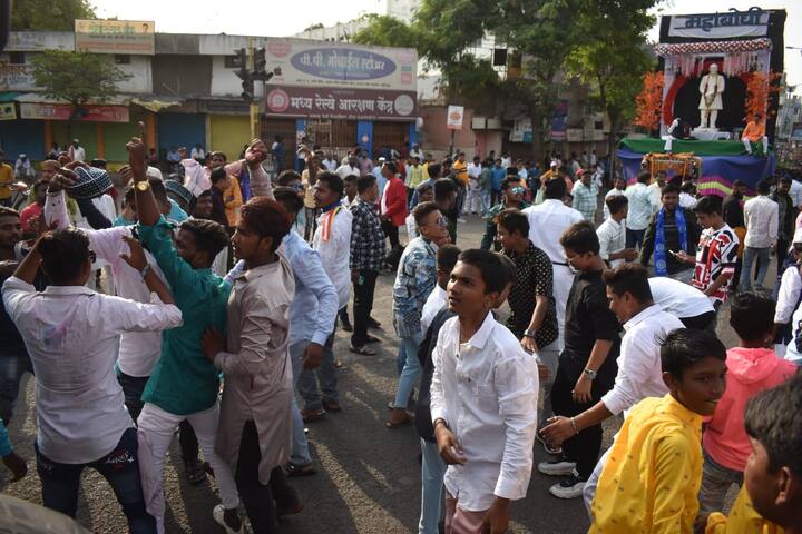 अनेक उत्सव मंडळे या मिरवणुकीत सहभागी झाली असून वेगवेगळी आकर्षक देखावे या उत्सव मंडळांकडून साकारण्यात आले आहे.
