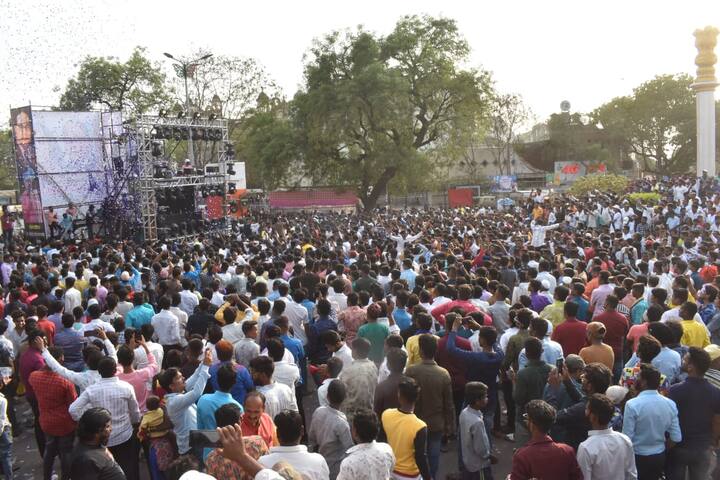 सोलापुरात रविवारी डॉ. बाबासाहेब आंबेडकर जंयती उत्सवाची सांगता होतेय. त्यानिमित्ताने दरवर्षीप्रमाणे भव्य अशी मिरवणुक काढण्यात आलीय.
