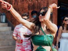 ग्लैमरस अंदाज और बिखरे बाल, यूं झूमतीं बलखातीं मौनी रॉय को देख फैंस का भी दिन बन जाएगा