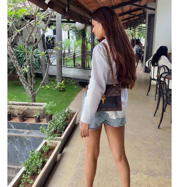 పొట్టి డ్రెస్సులో బ్యాక్ ఫోజులతో అదరగొడుతోంది ఈ అమ్మడు.  -Image credit: Anu Emmanuel/Instagram