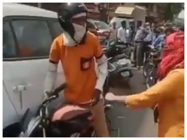 Viral Video girl beating a food delivery boy with her shoes gone viral Viral Video : बाईक स्कूटीला धडकल्याने मुलीकडून फूड डिलिव्हरी बॉयला चक्क चपलेने मारहाण? पाहा हा थरारक व्हिडीओ