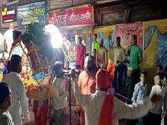 Ujjain News: उज्जैन में हनुमान जयंती के दिन निकली शोभा यात्रा पर रोजेदार मुस्लिमों ने बरसाए फूल, देखें तस्वीरें