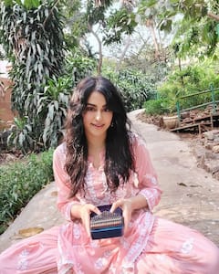 Adah Sharma: ట్రెడిషనల్ ఎటైర్, క్యూట్ లుక్స్ - అదాశర్మ పిక్స్ 