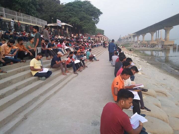 Bihar students of patna doing group study on the bank of river ganga, preparing for rrb ntpc exam ann Patna News: जिंदगी की 'नैया' पार लगाने गंगा किनारे पहुंच रहे छात्र, जिसने भी देखीं तस्वीरें वो कह रहा- वाह!