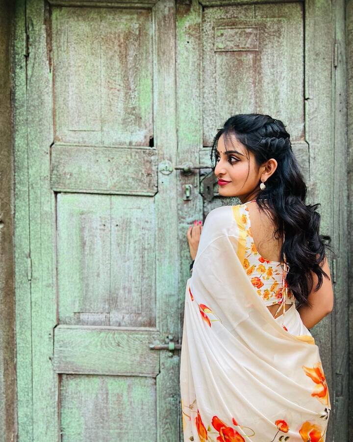 సమంత శాకుంతలం సినిమాలో నటించిన ఈ అమ్మాయి తమిళంలోకి కూడా ఎంట్రీ ఇవ్వబోతోంది. -Image credit: AnanyaNagalla/Instagram