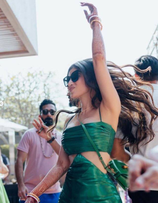 દરરોજ તેની નવી તસવીરો સાથે ચાહકોના દિલની ધડકન સાથે રમતી મૌની રોય ફરી એકવાર લીલા કલરના ડ્રેસમાં જોવા મળી છે.