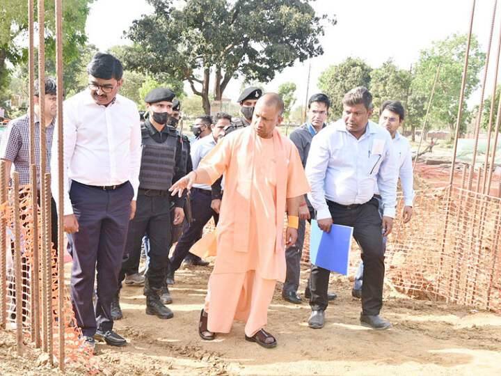 cm yogi adityanath visit under construction sainik school in gorakhpur ANN Gorakhpur: सैनिक स्कूल के निर्माण कार्य का सीएम योगी ने किया निरीक्षण, अगले सत्र से शुरू हो जाएगी पढ़ाई