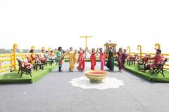 In Pics: গঙ্গাবক্ষে বর্ষবরণ! নাচে-গানে-আড্ডায় নতুন বছরকে স্বাগত জানালেন একঝাঁক তারকা