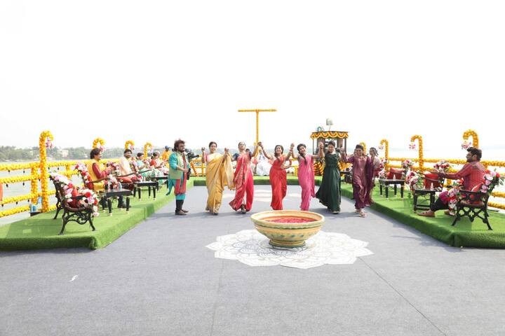 নাচে, গানে, মিষ্টি মুখ করে, আড্ডায় মেতে নতুন বঙ্গ বর্ষকে বরণ করে নিলেন তারকারা।